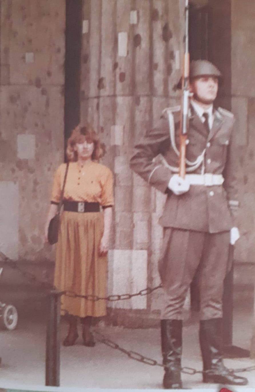 Татьяна и часовой немецкой народной армии у Бранденбургских ворот, Берлин, 1989 год. Фото из семейного архива