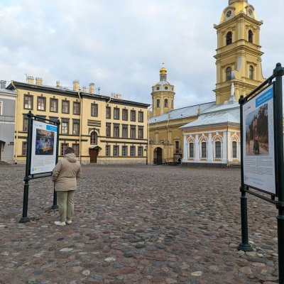 Работы участников фотоконкурса "Взгляды" на выставке в центре города